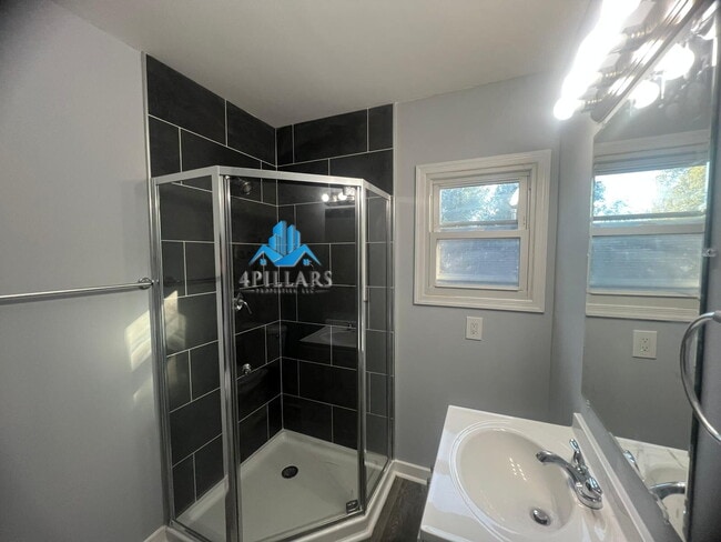 Building Photo - "Charming 3-Bedroom Home with Spacious Lay...