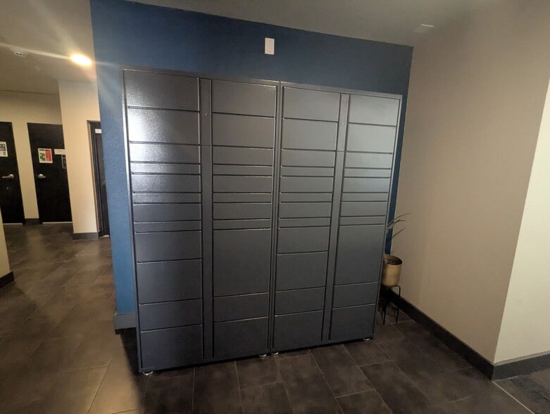 Amazon lockers - 2213 Poquito St