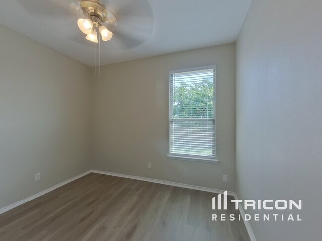 Building Photo - 2989 Lakeview Cir