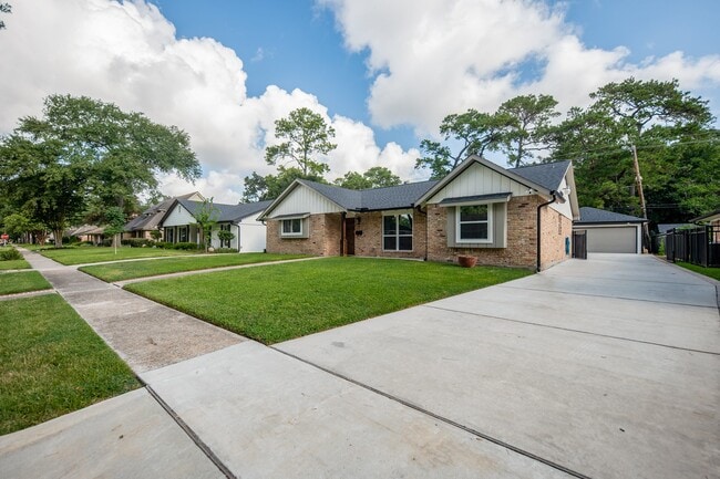 Building Photo - 926 Chantilly Ln