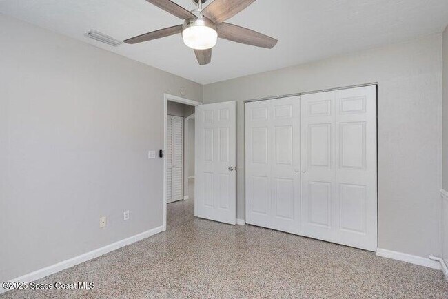 Building Photo - 215 S Riverside Dr