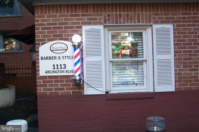 Building Photo - 1121 Arlington Blvd