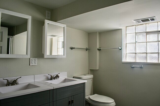 Building Photo - 1008 Garnett Pl