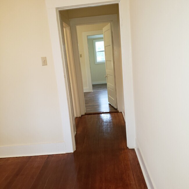 Building Photo - 1017 W 4th St