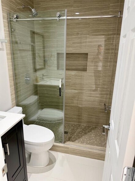 Full bathroom attached to 2nd bedroom - 603 S Dakota Ave