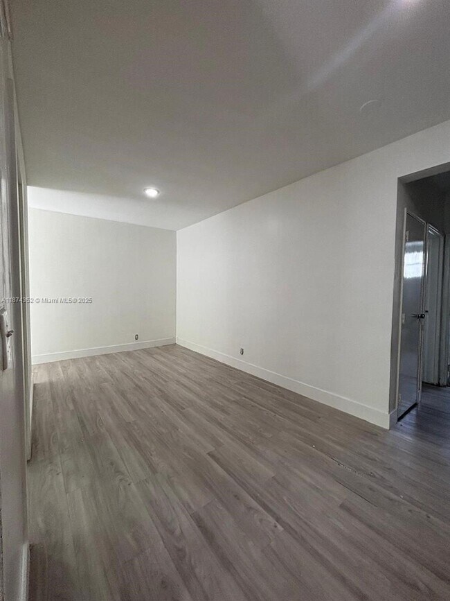 Building Photo - 2025 Bay Dr