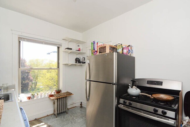 Building Photo - 4400 N Racine Ave