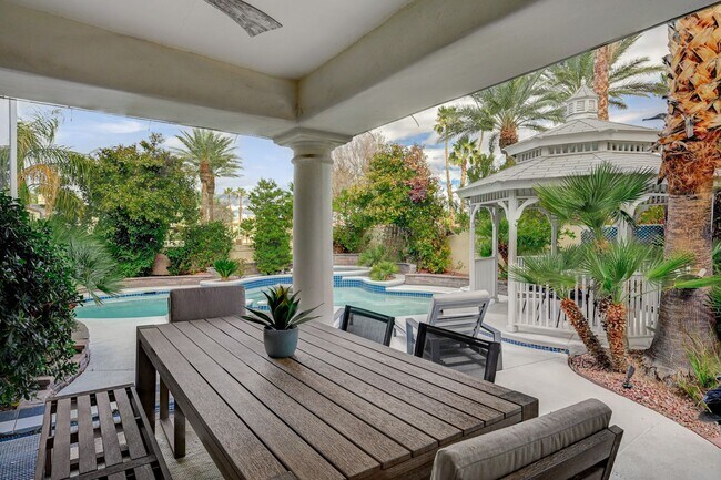 Building Photo - 4 Bedroom Contemporary Furnished-Renovated...