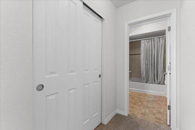 Building Photo - Beautiful 2 Bed 2 Bath Condo in Central Fo...