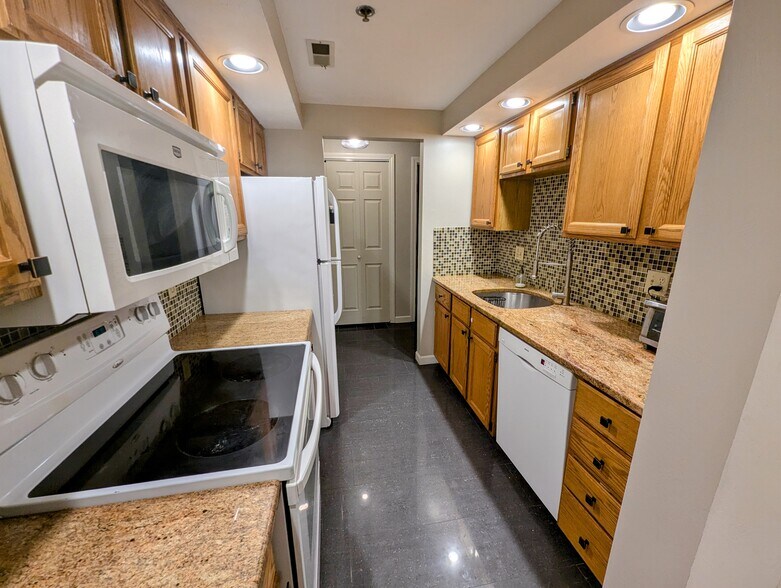 Building Photo - 55 Howland St