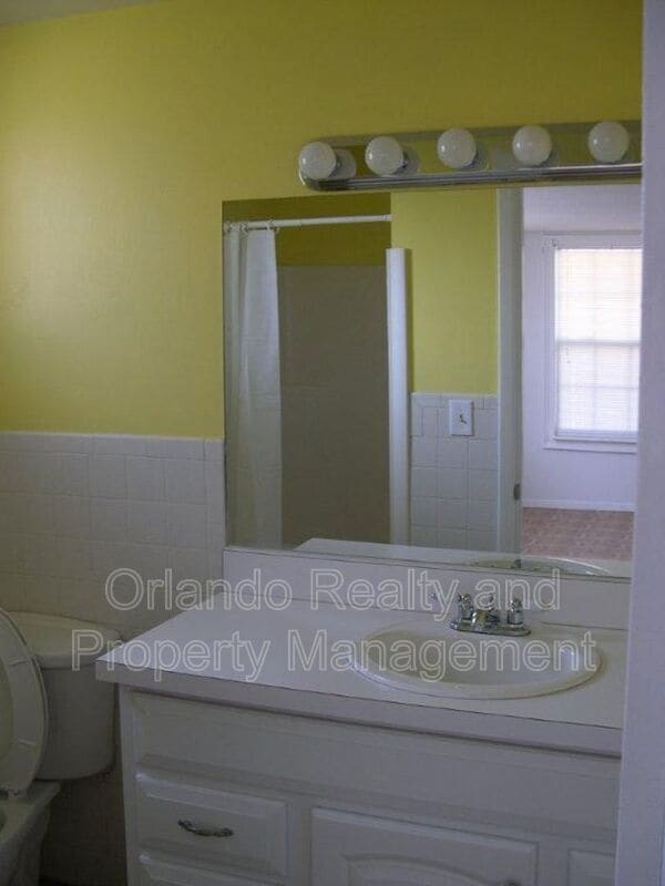 Building Photo - 220 Golden Days Dr