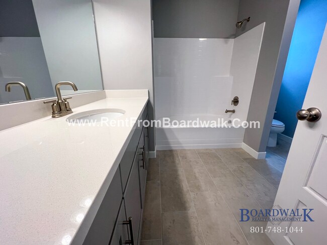Building Photo - Modern Town Home in Highland!