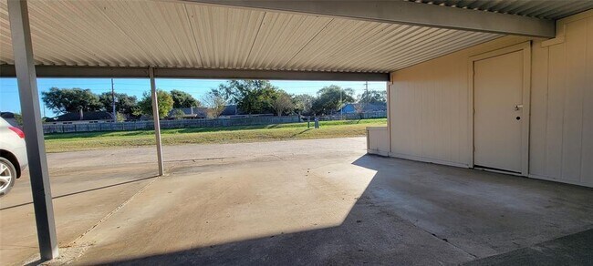Building Photo - 6604 Montauk Dr