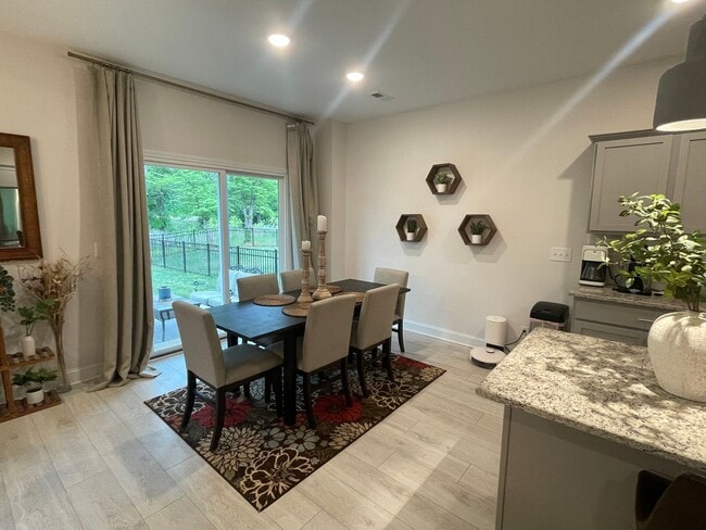 Building Photo - 4 Bedroom Pet Friendly Home For Rent with Club House, Comm. Pool, & Comm Gym Access!