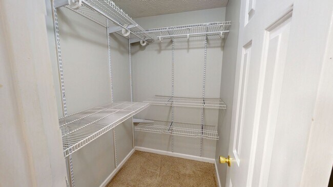 Building Photo - Charming 3 bedroom / 2 bathroom home with large fenced backyard near shopping & Fort Bragg!
