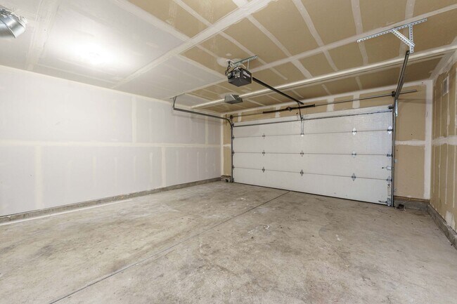 Building Photo - Recently Updated 3 Bedroom 2.5 Bath Duplex - Located in Convenient Hazel Dell Neighborhood