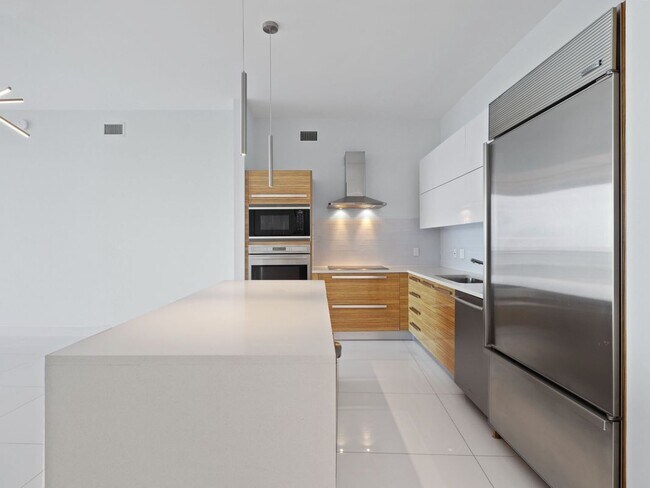 Building Photo - 2020 N Bayshore Dr
