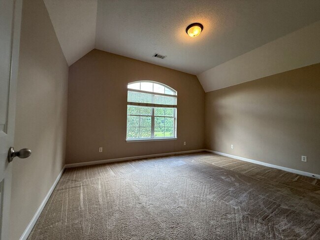 Building Photo - ADORABLE TWO STORY HOME IN GREAT LOCATION!