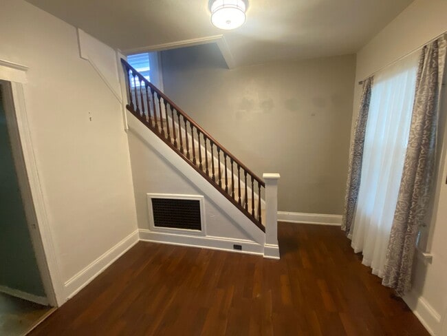 Building Photo - 3 Bed 2 Bath