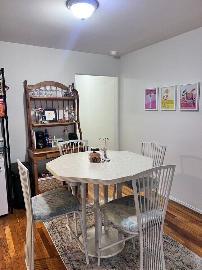 Building Photo - 2 BR IN HYDE PARK WITH OFF STREET PARKING