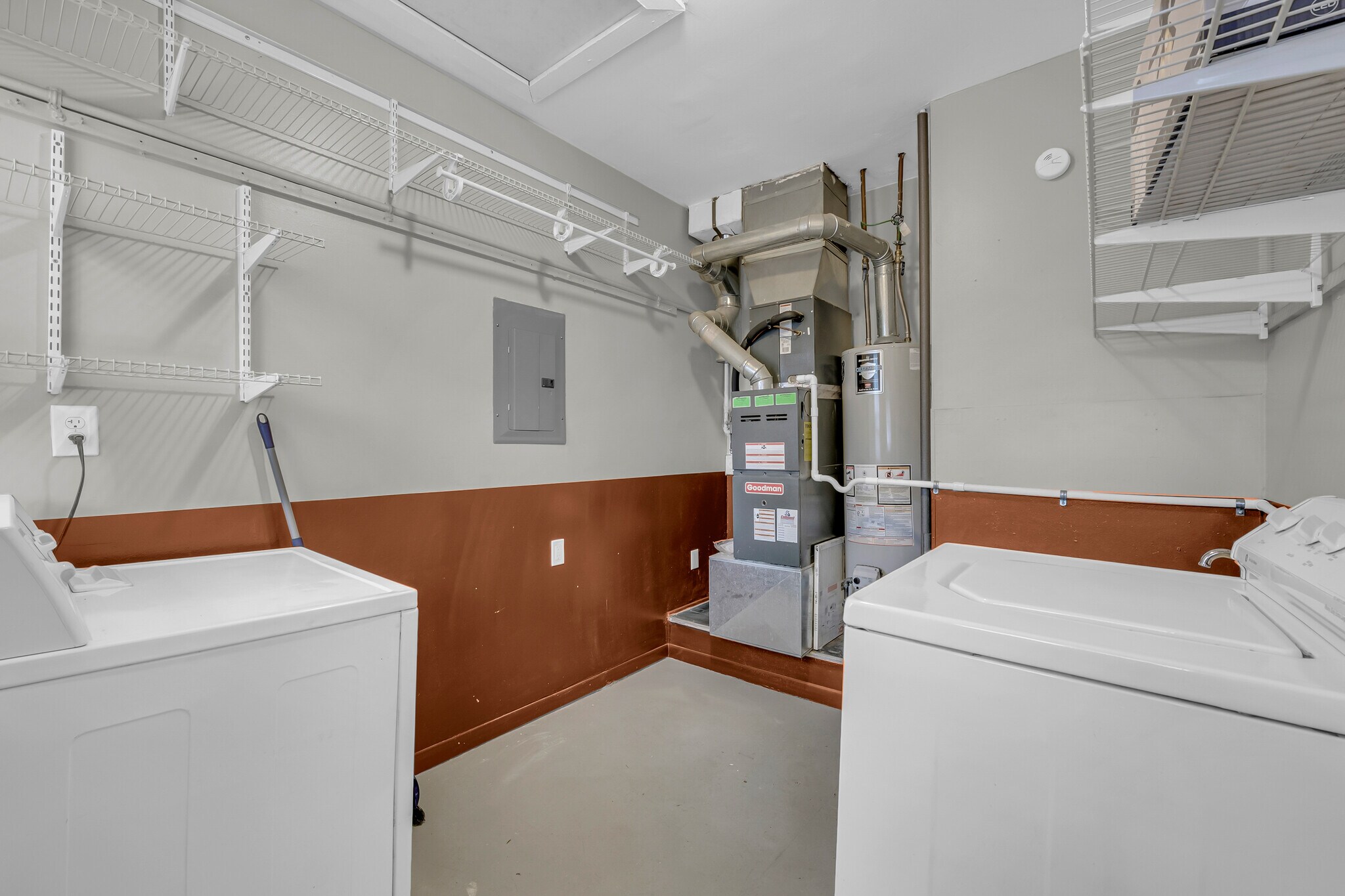 Building Photo - 1824 Wordsworth St