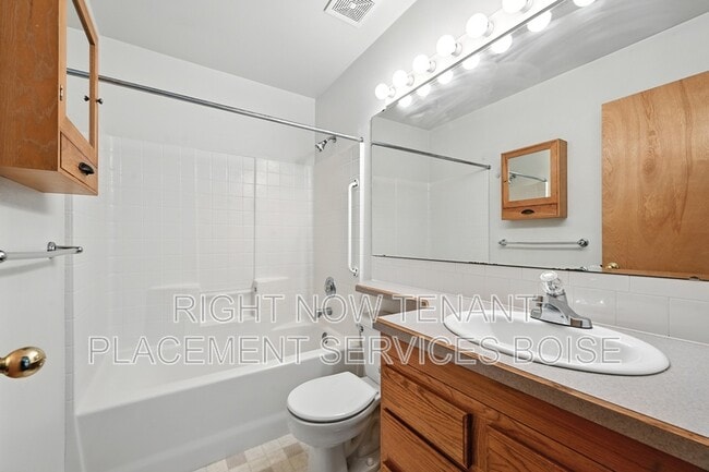 Building Photo - 5827 Orchid Wy S