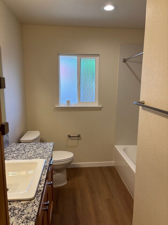 Building Photo - 3 BD 2 BA House in Yuba City! AVAILABLE NOW!!