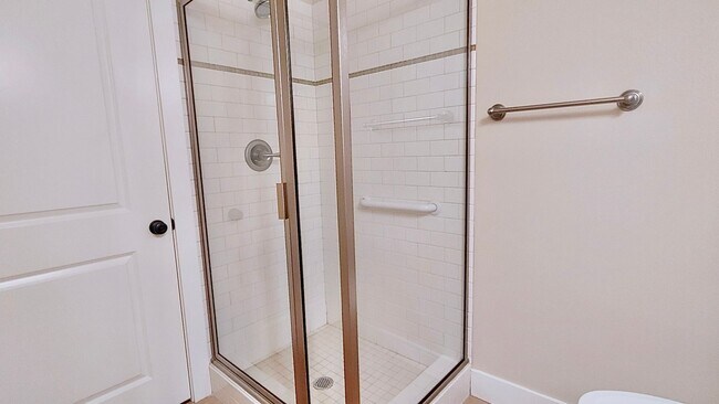 Building Photo - Luxury 3 Bedroom Townhome in Lake Oswego’s...