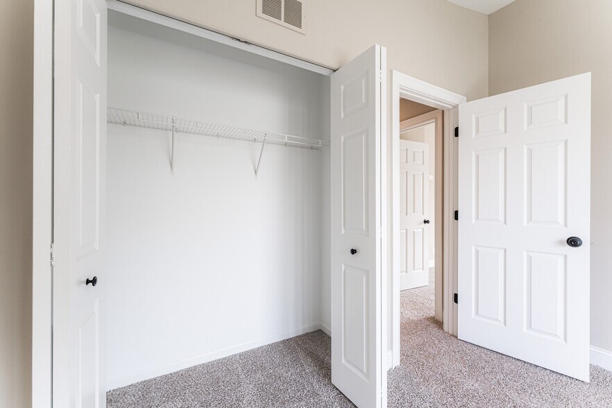 Building Photo - 684 Fieldcrest Dr