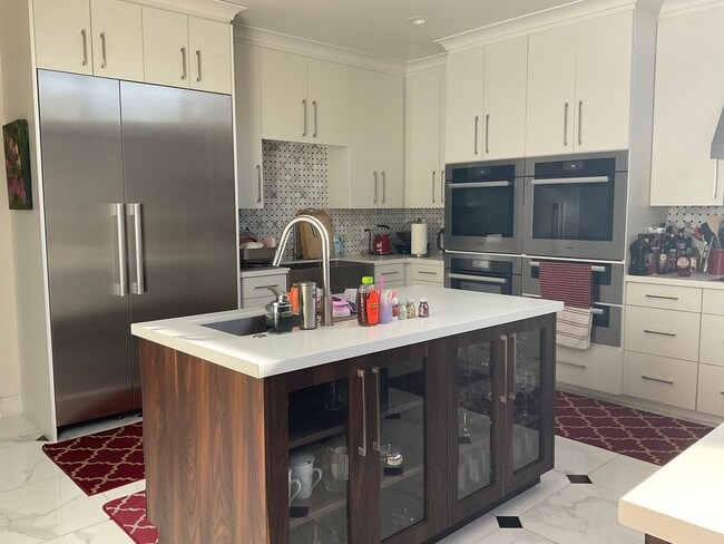 Building Photo - Spacious and Furnished 9 Bedroom House Nea...