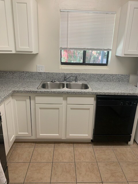 Building Photo - 1727 E 9th St