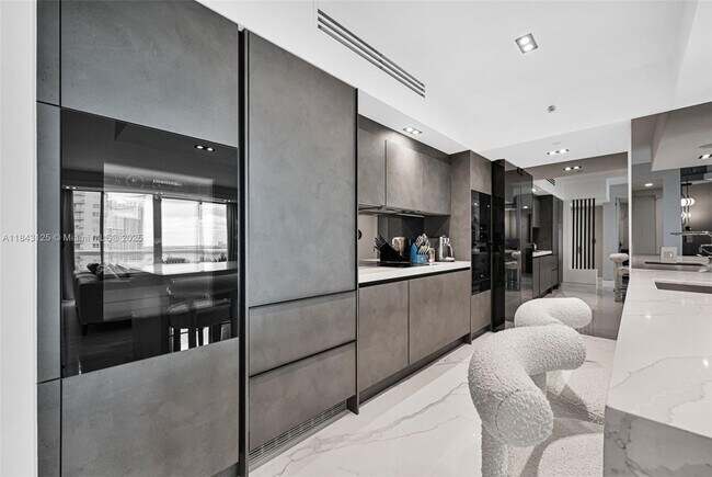 Building Photo - 1000 South Pointe Dr