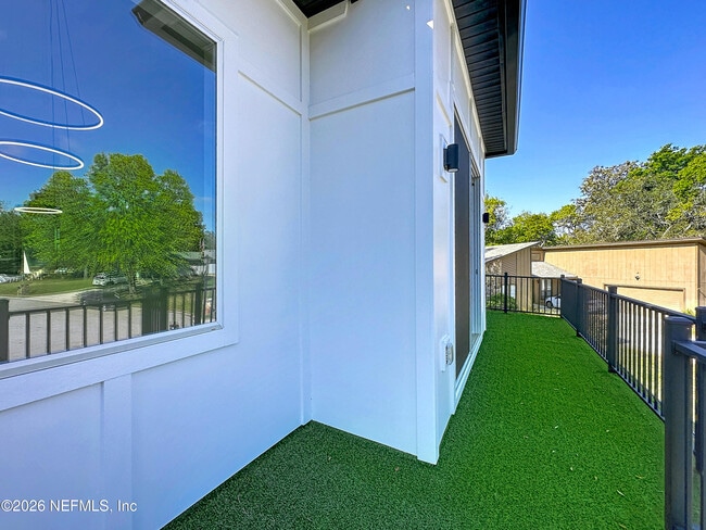 Building Photo - 2121 Broadwater Dr