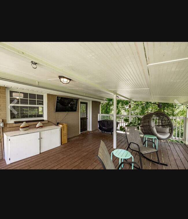 Building Photo - 907 N Graycroft Ave