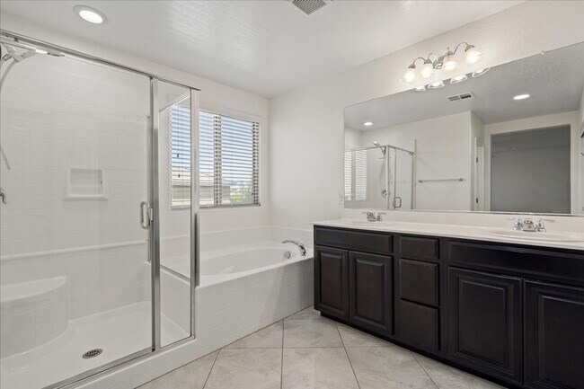 Building Photo - Gorgeous 3 Bed 2.5 Bath Home with Modern Feel