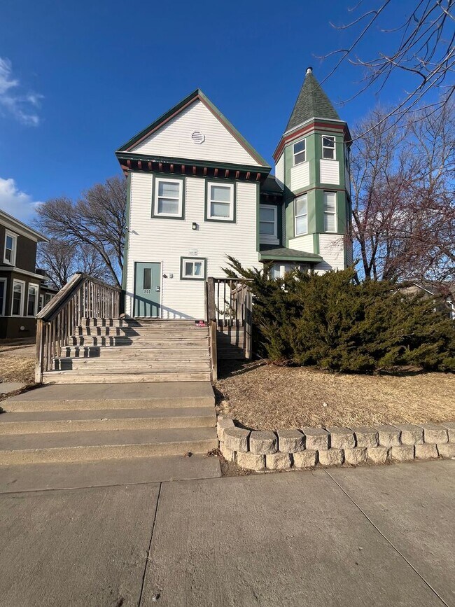 Building Photo - Newly Renovated Ground Floor 1 Bed Apartment!