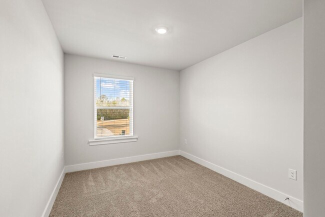 Building Photo - MOVE IN SPECIAL- ONE FREE MONTH RENT WITH A LEASE SIGNED BY FEB. 1!!