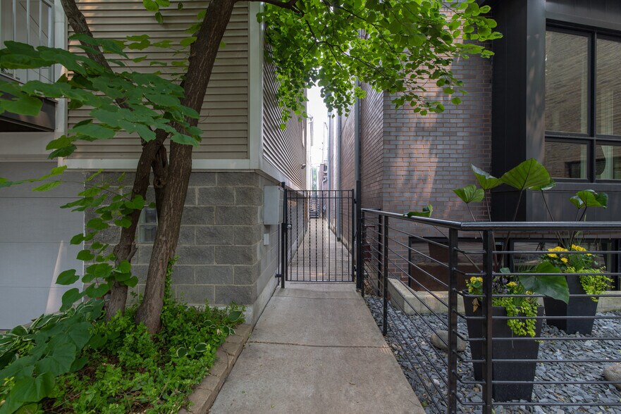 Building Photo - 1742 W Crystal St