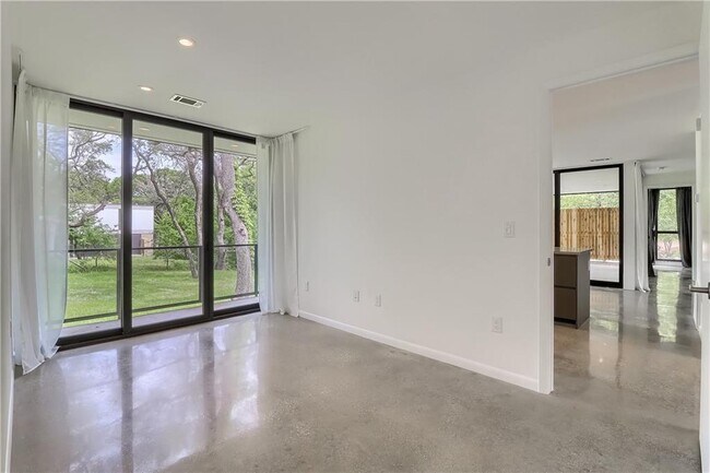 Building Photo - 9400 Shady Oaks Dr