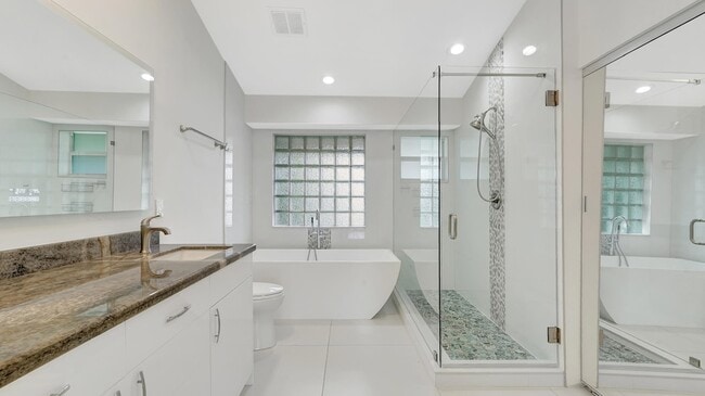 Building Photo - 1412 NE 53rd Ct