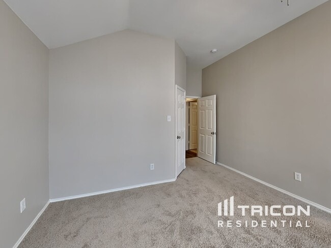 Building Photo - 834 San Jacinto Dr