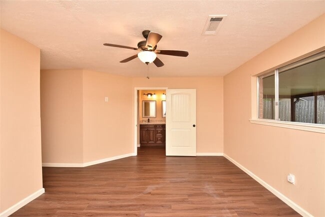 Building Photo - 2910 Colonial Dr
