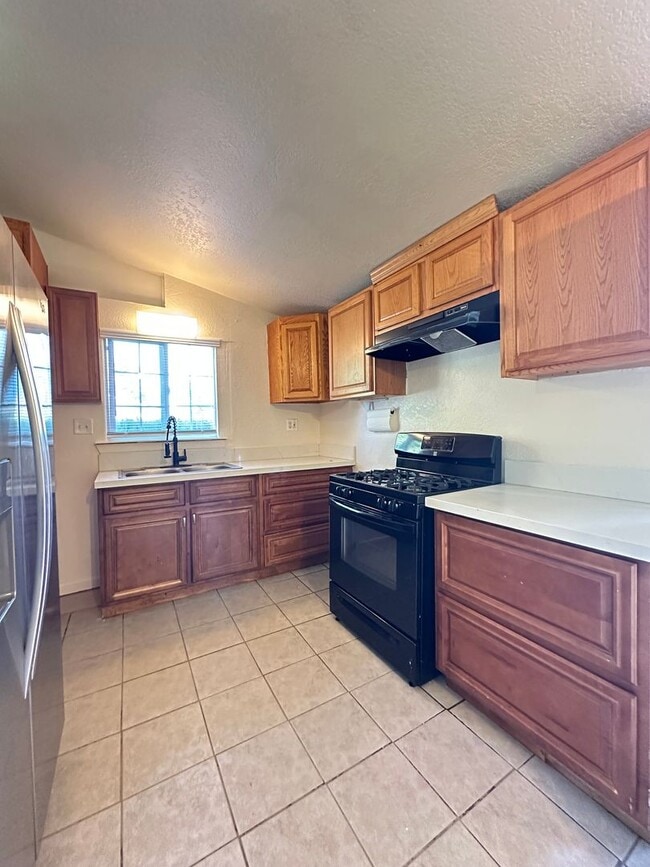 Building Photo - 3 Bedroom Home In Sacramento