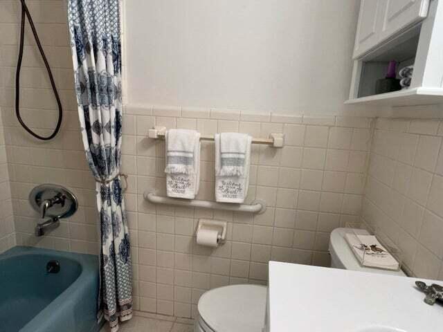 Building Photo - 1260 Manor Dr
