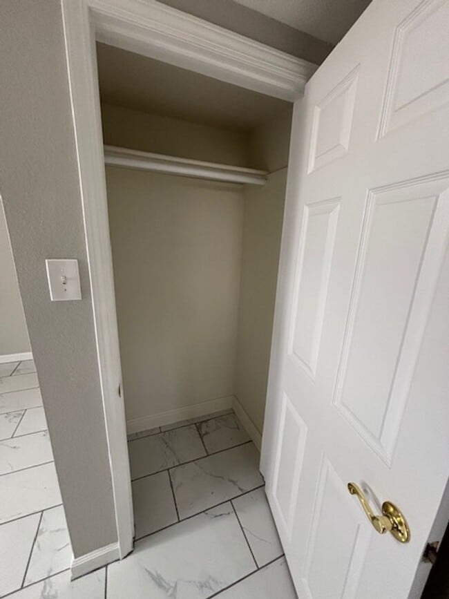 Building Photo - 4 Bedroom 2 Bath House by Frontier Park