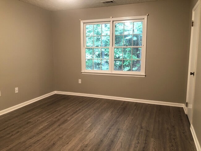 Building Photo - 515 Chateau Dr SE
