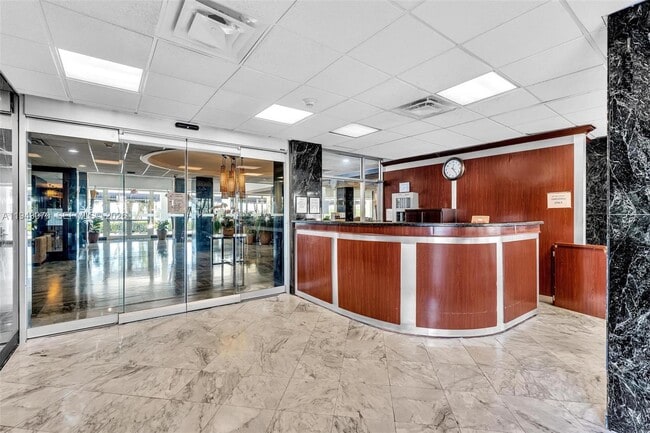 Building Photo - 500 Bayview Dr