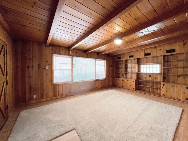 Building Photo - Spacious 2 bedroom home