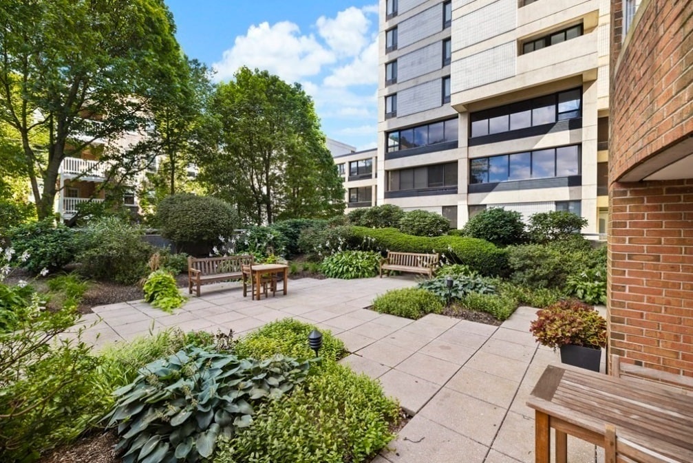 Building Photo - 931 Massachusetts Ave