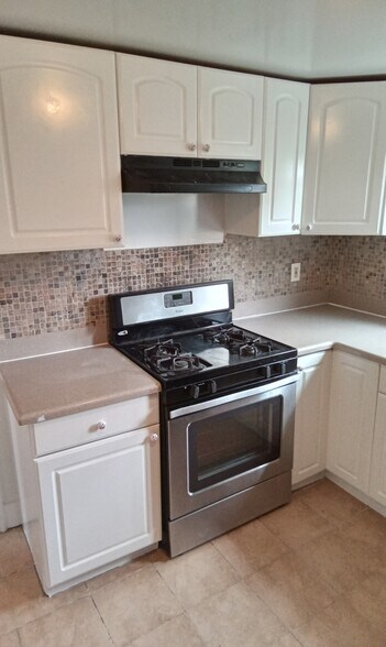 Building Photo - 39 E 4th St